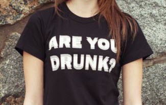 Černé tričko s anglickým potiskem Are you drunk. Triko s bílým textovým potiskem. Efekt rozmazaného textu.