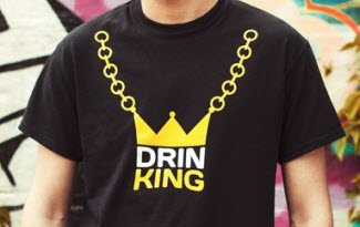Tričko s potiskem Drink King. Alkoholový motiv. Bavlněné oblečení. Řetěz s korunkou.