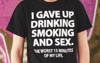 Černé tričko s anglickým potiskem I gave up drinking smoking and sex. Alkoholový motiv.