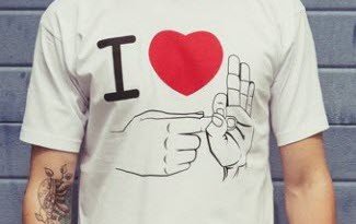Bílé tričko s potiskem I love it a velkým červeným srdcem. Dvě kreslené ruce jak ukazují...