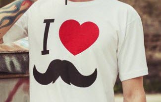 Bílé tričko s potiskem I love moustache. Potisk tvořený černým knírem a velkým červeným srdíčkem. 