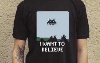 Černé tričko s textovým potiskem I want to believe. Obrázek mimozemšťana na pozadí v malém rozlišení.