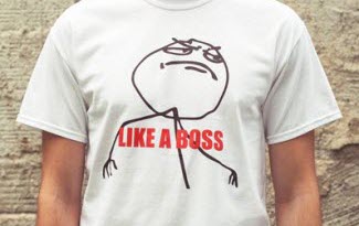 Bíle tričko s meme potiskem Like a boss. Meme ksicht na bavlněném tričku. Červený textový potisk Like a boss.