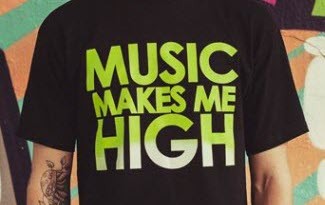 Černé hudební tričko se zeleným potiskem Music makes me high.