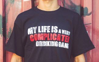 Černé alkoholické tričko s textovým potiskem My life is a very complicated drinking game. Červený text complicated. 