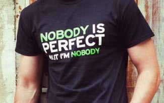 Černé party tričko s potiskem Nobody is perfect (Nikdo není dokonalý). Zelený potisk NOBODY s bílým textem IS PERFECT.