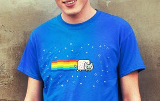 Modré bavlněné tričko s potiskem Nyan cat. Kreslená kočička s duhou. Hvězdičky a duha na modrém tričku.