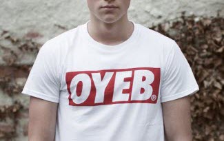 Bílé bavlněné tričko s textovým potiskem OYEB a s červeným pozadím.