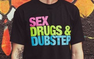 Černé tričko s textovým potiskem Sex drugs and dubstep. Fialový potisk výrazu SEX. Světle zelený potisk textu DRUGS &. Modrý potisk slova DUBSTEP.