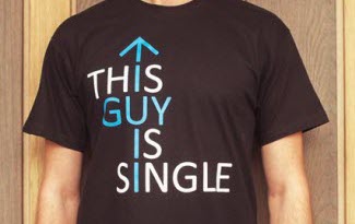 Černé bavlněné tričko s textovým potiskem This guy is single. Pořádný chlap, který je nezadaný.