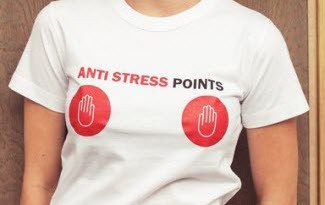 Bílé dámské tričko s potiskem Antistress points. Dva velké červené puntíky s kresbou rukou.