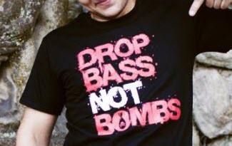 Černé tričko s červenobílým potiskem DROP BASS NOT BOMBS. Na tričku použitý potisk související s moderní rytmickou hudbou DnB. Prostě „tuc, tuc muzika