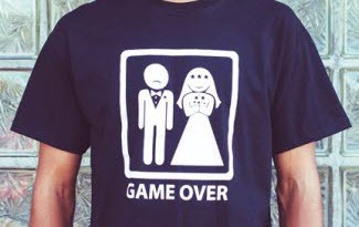 Tmavě modré svatební tričko s anglickým textem a potiskem Game over. Překlad - Konec hry. Novomanžele na tričku. Nevěsta a ženich.