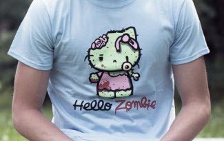 Světle modré tričko s potiskem Hello Zombie. Oživlá kreslená mrtvolka Hello Kitty. 
