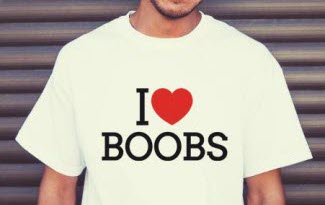 Bílé tričko s potiskem I love boobs. Velké červené srdíčko. Láska k poprsí vyjádřená na přední straně bílého trička.