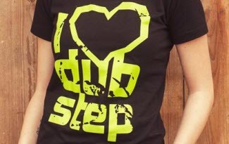 Černé tričko se žlutým potiskem I love dubstep a žlutým srdíčkem. Triko s hudebním motivem.