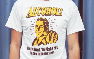 Bílé tričko s velkým potiskem ALKOHOL! Žlutý člověk na bílém tričku.