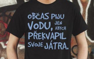 Černé tričko s modrým potiskem Občas piju vodu, jen abych překvapil svoje játra.