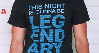 Černé seriálové tričko s modrým potiskem This night is gonna be legendary. Velký modrý tiskací potisk LEGENDARY. Legendární hláška Barneyho Stinsona.