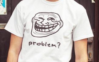 Bílé tričko s kresleným potiskem Trollface. Kreslený usměvavý obličej Trolla. Meme obrázek a meme obličej.
