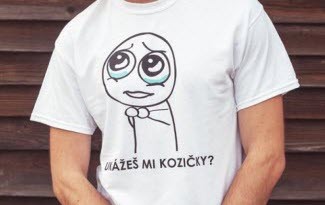 Bílé tričko s meme potiskem Ukážeš mi kozičky? Velký obrázek klučiny, se slzami, bez vlasů, ručičkami v pěst. Černobílá jednoduchá kresbička na tričku