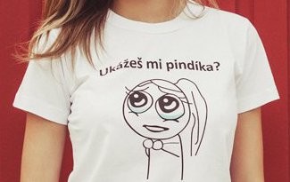 Bílé tričko s meme potiskem Ukážeš mi pindíka? Jednoduchý černobílý, kreslený obrázek holčičky se slzičkami a velkými kukadly.