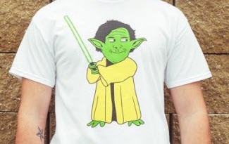 Bílé tričko s potiskem Yoda Maguire. Fiktivní postava z filmové ságy Hvězdné války. Zelený Jedii Yoda se světelným mečem.